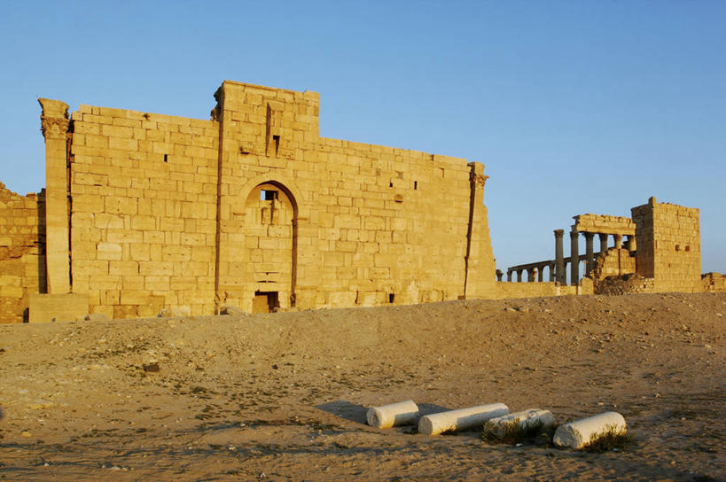 太阳穴,无人,横图,室外,白天,仰视,旅游,度假,美景,沙漠,建筑,叙利亚,亚洲,沙子,柱子,墙,地形,景观,纪念碑,历史,破坏,娱乐,砖墙,破损,废墟,天空,自然,地标建筑,享受,休闲,景色,放松,摄影,宗教,环境,损坏,考古学,中东,地中海文化,自然风光,古典风格,中东文化,万里无云,埃及文化,古代文明,柱廊,灵性,破败,巴尔米拉,贝尔神庙,彩图,低角度拍摄,旅行,传统文化,联合国教科文组织,过去