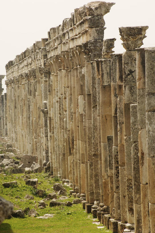 太阳穴,无人,竖图,室外,白天,建筑,叙利亚,亚洲,一排,整齐,柱子,历史,破坏,古罗马,破损,废墟,排列,天空,摄影,宗教,损坏,考古学,中东,宗教建筑,要塞,地中海文化,队列,古典风格,古代文明,柱廊,古代史,彩图,旅行,阿帕米亚,过去