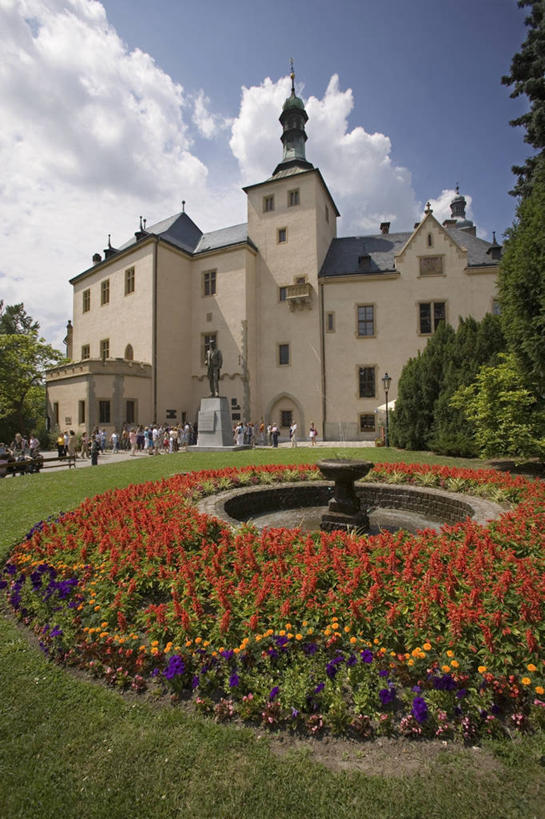 人群,竖图,室外,白天,建筑,喷泉,欧洲,捷克,朦胧,模糊,云,法院,花,树,天空,地标建筑,摄影,政府大楼,中欧,捷克共和国,波西米亚,库特纳霍拉,彩图,旅行,联合国教科文组织,法律,法律体系