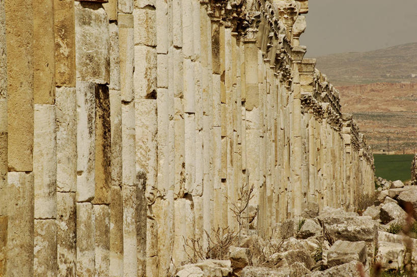 太阳穴,无人,横图,室外,白天,建筑,叙利亚,亚洲,一排,整齐,柱子,历史,破坏,古罗马,破损,废墟,排列,天空,摄影,宗教,损坏,考古学,中东,宗教建筑,要塞,地中海文化,队列,古典风格,古代文明,柱廊,古代史,彩图,旅行,阿帕米亚,过去