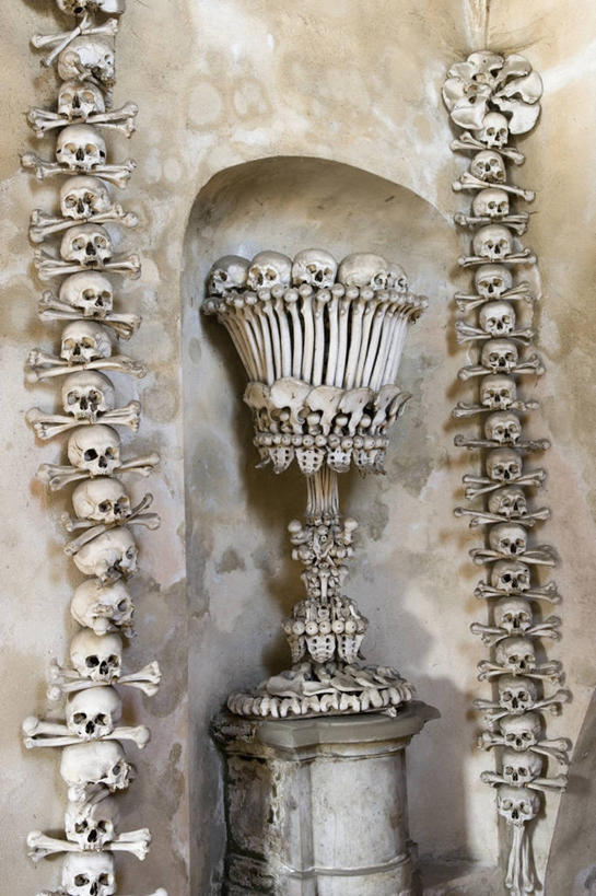 颅骨,骨骼,无人,竖图,室内,欧洲,捷克,装饰,人头骨,历史,排列,地标建筑,墓地,人体,摄影,宗教,死亡,基督教,宗教建筑,中欧,捷克共和国,警告标志,波西米亚,灵性,库特纳霍拉,彩图,旅行,联合国教科文组织,过去
