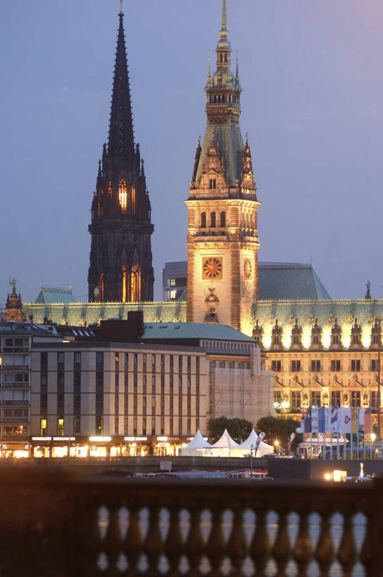 无人,广场,教堂,竖图,室外,度假,美景,城市风光,城市,德国,欧洲,房屋,景观,古城,钟楼,尖顶,汉堡,光亮,娱乐,天空,黄昏,地标建筑,享受,休闲,景色,放松,摄影,宗教,照亮,基督教,西欧,宗教建筑,都市风光,德国文化,欧洲文化,中欧,联排别墅,德意志联邦共和国,汉堡市,灵性,尼古拉教堂,圣尼古拉斯,彩图,旅行,海港,汉堡市政厅