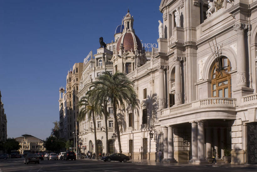 无人,广场,横图,室外,白天,城市,建筑,汽车,棕榈树,西班牙,欧洲,阴影,装饰,塔,机动车,历史,马约尔广场,树,天空,摄影,政府大楼,圆顶建筑,地中海文化,都市风光,市政厅,政府,伊比利亚半岛,万里无云,巴伦西亚省,彩图,旅行,过去