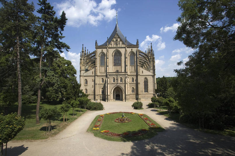 无人,教堂,横图,室外,白天,建筑,欧洲,捷克,阴影,拱门,树,天空,地标建筑,摄影,宗教,基督教,宗教建筑,哥特式风格,中欧,捷克共和国,波西米亚,灵性,库特纳霍拉,彩图,旅行,联合国教科文组织