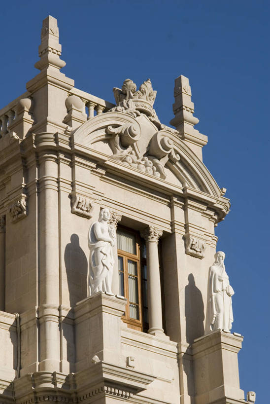 无人,竖图,室外,白天,仰视,城市,建筑,雕塑,西班牙,欧洲,阴影,装饰,标志,雕像,符号,历史,标识,顶部,马约尔广场,天空,摄影,政府大楼,地中海文化,都市风光,市政厅,政府,伊比利亚半岛,万里无云,性别符号,巴伦西亚省,彩图,低角度拍摄,旅行,男性符号,过去