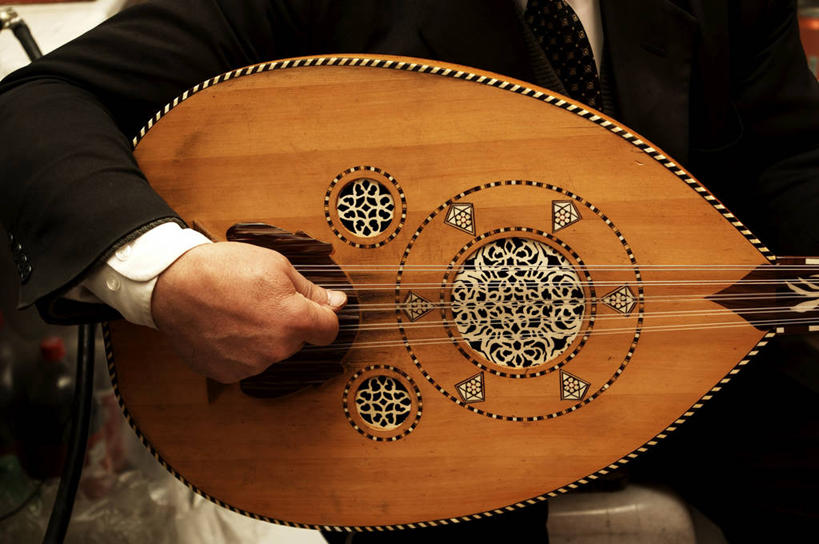 手,一个人,横图,特写,叙利亚,亚洲,表演,朦胧,模糊,乐器,琵琶,弦乐器,首都,音乐,休闲装,衣服,人体,摄影,中东,享乐,地中海文化,技能,大马士革,休闲活动,彩图,旅行