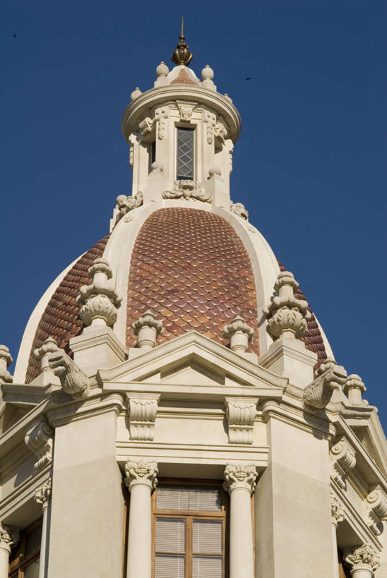 无人,竖图,室外,白天,仰视,城市,建筑,西班牙,欧洲,历史,顶部,马约尔广场,天空,摄影,政府大楼,圆顶建筑,地中海文化,都市风光,市政厅,政府,伊比利亚半岛,万里无云,巴伦西亚省,彩图,低角度拍摄,旅行,过去