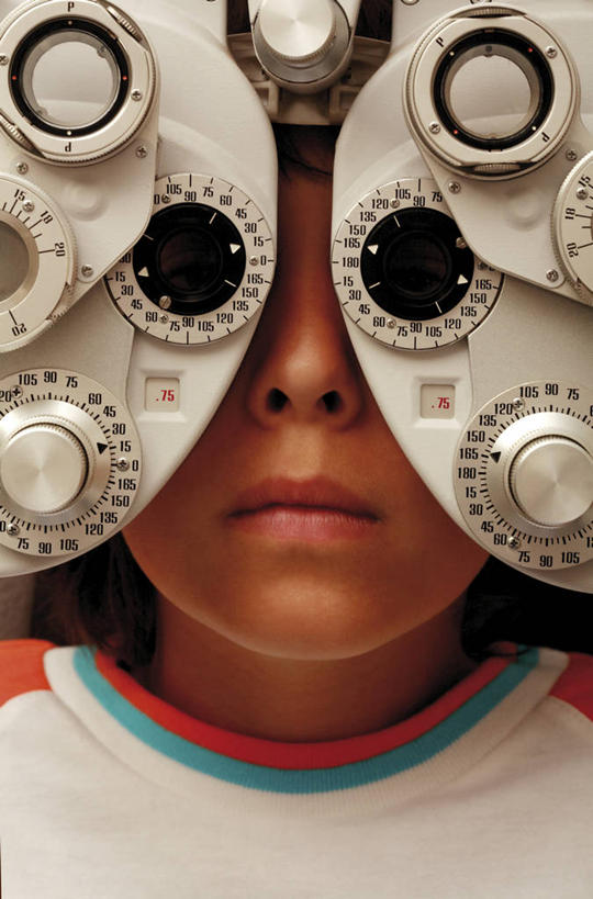 儿童,脸,头,眼睛,脸颊,一个人,病人,竖图,特写,正面,纯洁,瞳孔,朦胧,模糊,肩膀,医疗用品,可爱,童年,童趣,遮,遮掩,人体,眼部,摄影,部分,验光师,视力,掩盖,遮挡,旋钮,医疗器械,童真,烂漫,无邪,遮盖,综合验光仪,掩饰,天真,头部,脸部,脸蛋,面部,眼,彩图,光学仪器