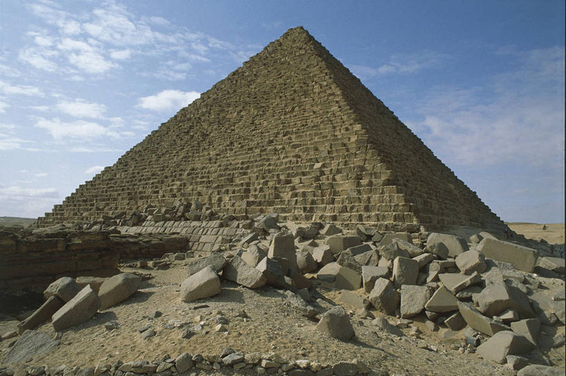 无人,横图,室外,白天,旅游,度假,名胜古迹,地标,建筑,非洲,埃及,开罗,遗迹,云,联合国,首都,古迹,历史,文物,娱乐,古建筑,废墟,天空,地标建筑,享受,休闲,旅游胜地,金字塔,放松,摄影,陵墓,气候,中东,下降,古文明,北非,中东文化,埃及文化,吉萨,吉萨金字塔,胡夫金字塔,海夫拉金字塔,门卡乌拉金字塔,古代七大奇迹,阿拉伯埃及共和国,金字塔之国,棉花之国,古夫王金字塔,卡拉夫王金字塔,孟卡拉王金字塔,方锥形,阿非利加洲,古埃及文明,古代文明,自然地理,彩图,毛石,标志性建筑,联合国教科文组织