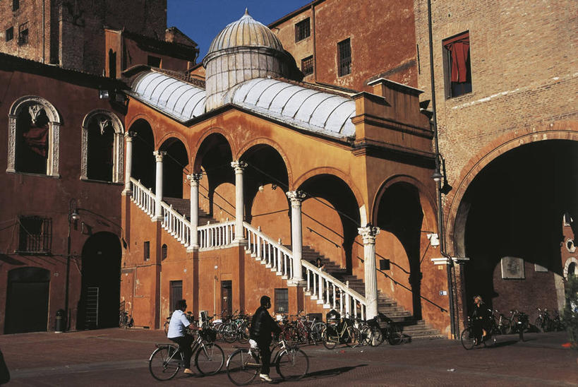 成年人,三个人,人群,横图,室外,白天,建筑,自行车,意大利,欧洲,柱子,拱门,联合国,文艺复兴,历史,地标建筑,摄影,圆顶建筑,南欧,古典风格,意大利文化,意大利共和国,古代文明,艾米利亚.罗马涅,艾米利亚.罗马涅大区,费拉拉,曼图亚,男人,男性,女人,女性,彩图,旅行,联合国教科文组织