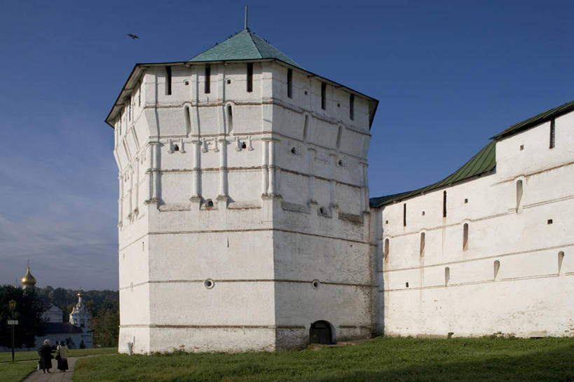 横图,室外,白天,草坪,建筑,俄罗斯,庭院,纪念碑,历史,天空,地标建筑,摄影,万里无云,东正教,谢尔吉耶夫,岩石,彩图,旅行,俄罗斯文化,联合国教科文组织