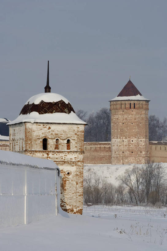 无人,教堂,竖图,室外,白天,雪,建筑,俄罗斯,冬天,城墙,树,天空,地标建筑,摄影,宗教,基督教,圆顶建筑,修道院,防守,万里无云,东正教,彩图,俄罗斯文化,联合国教科文组织,人墙