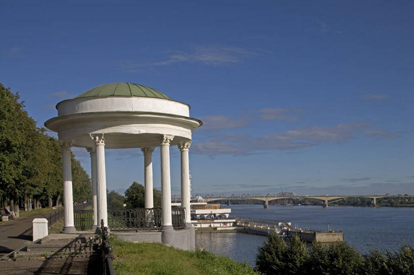 无人,横图,室外,白天,河流,建筑,俄罗斯,柱子,河岸,流水,云,桥,树,天空,地标建筑,摄影,亭台楼阁,伏尔加河,彩图,俄罗斯文化,联合国教科文组织