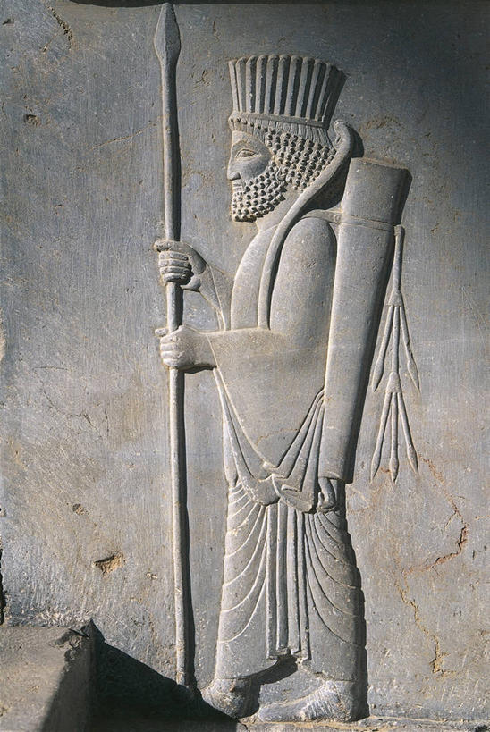 成年人,胡须,竖图,室外,白天,侧面,建筑,芦荟,伊朗,一排,整齐,标志,符号,拿着,历史,标识,废墟,排列,地标建筑,武器,摄影,毛发,中东,队列,矛,罗帷草,讷会,奴会,象鼻莲,象胆,性别符号,古代文明,箭袋,男人,男性,胡子,络腮胡,岩石,彩图,男性符号,联合国教科文组织,油葱