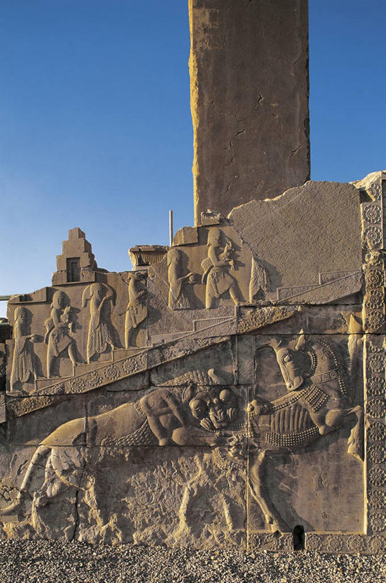 成年人,无人,人群,竖图,室外,白天,侧面,石头,楼梯,建筑,雕塑,伊朗,一排,整齐,并排,历史,废墟,排列,地标建筑,摄影,中东,队列,下降,古代文明,法尔斯,男人,男性,岩石,彩图,旅行,浅浮雕,联合国教科文组织,挨着