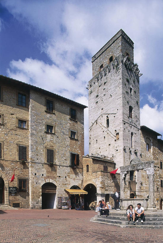 西方人,广场,竖图,室外,白天,建筑,意大利,欧洲,欧洲人,城镇,古城,塔,地标建筑,摄影,南欧,意大利文化,托斯卡纳区,圣吉米尼亚诺,白种人,彩图,旅行,联合国教科文组织