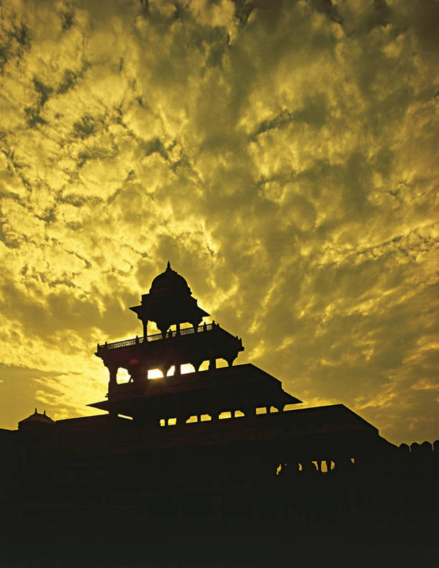 无人,竖图,室外,仰视,日落,建筑,日光,印度,亚洲,云,纪念碑,顶部,黄色,天空,黄昏,摄影,部分,剪影,逆光,北方邦,印度次大陆,自然地理,彩图,低角度拍摄,胜利之城,帝国