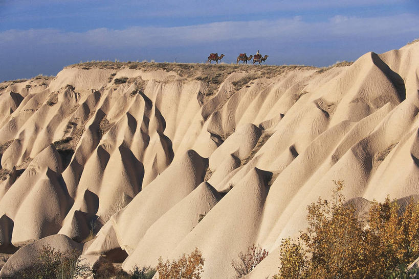 一个人,无人,横图,室外,白天,旅游,度假,美景,沙漠,山,野生动物,欧洲,土耳其,亚洲,三只,沙子,地平线,地形,景观,辽阔,地面,沙丘,娱乐,骆驼,自然,动物,享受,休闲,广阔,家畜,景色,放松,运输,摄影,一望无际,气候,国家公园,中东,岩层,自然风光,延伸,西亚,干的,沉积岩,乌奇夏,卡帕多西亚,沙漠之舟,天地相交,单峰骆驼,安纳托利亚,小亚细亚,无边无际,一马平川,惊骇,地质学,沙岩,卡帕多奇亚,自然地理,岩石,彩图,格雷梅,土耳其共和国,安那托利亚,小亚细亚半岛,郊野公园