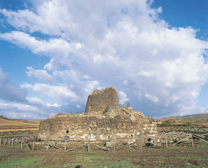 无人,横图,室外,白天,山,建筑,意大利,栅栏,地平线,篱笆,云,塔,辽阔,地面,天气,历史,废墟,天空,广阔,摄影,一望无际,南欧,延伸,天地相交,无边无际,一马平川,古代文明,古代史,撒丁岛,萨萨里,史前时代,自然地理,岩石,彩图