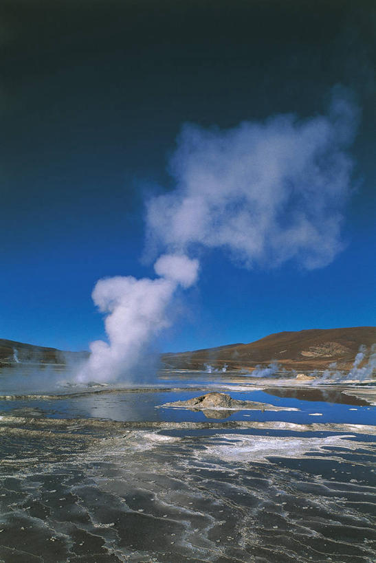 无人,竖图,室外,白天,旅游,度假,湖,火山,美景,沙漠,温泉,智利,蒸汽,地平线,地形,景观,辽阔,地面,娱乐,天空,自然,享受,休闲,广阔,景色,南美,放松,摄影,一望无际,南美洲,拉丁美洲,自然风光,延伸,美洲,万里无云,天地相交,间歇泉,亚美利加洲,南亚美利加洲,智利共和国,无边无际,一马平川,地质学,安托法加斯塔大区,自然地理,活火山,彩图,火山学