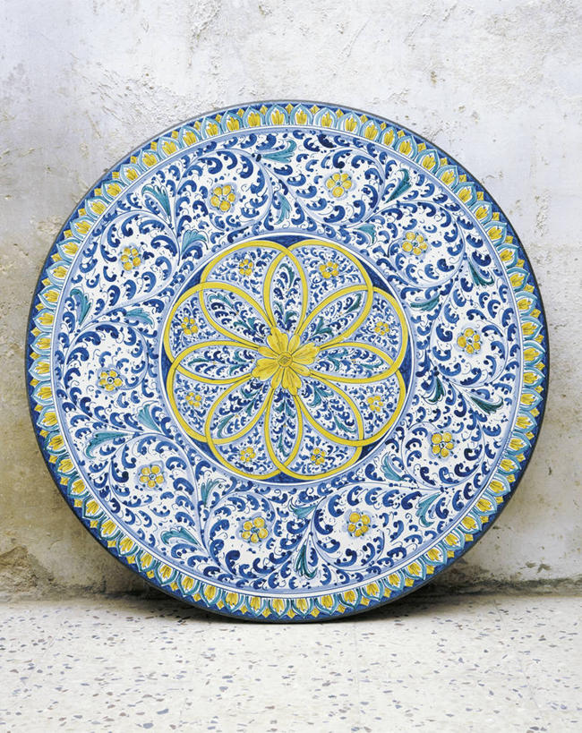 无人,竖图,室外,奢侈,桌子,餐具,珠宝,意大利,花纹,装饰,矿石,墙,陶瓷制品,一个,盘子,陶器,摄影,单个,昂贵,贵重,宝石,西西里,南欧,坚定,宝贵,式样,卡塔尼亚,美术工艺,彩图,卡尔塔吉罗内,人工宝石,人造宝石