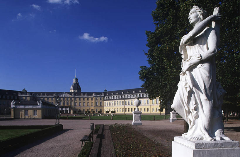 无人,横图,室外,白天,旅游,度假,美景,建筑,雕塑,德国,欧洲,雕像,城堡,景观,纪念碑,历史,娱乐,树,自然,享受,休闲,景色,放松,摄影,园林,西欧,自然风光,德国文化,欧洲文化,巴洛克风格,中欧,德意志联邦共和国,首府,巴登.符腾堡,巴登.符腾堡州,巴符州,亭台楼阁,图恩,卡尔斯鲁厄,石块,彩图,旅行,卡尔斯鲁厄行政区,卡尔斯鲁厄城堡酒店,卡尔斯鲁厄县