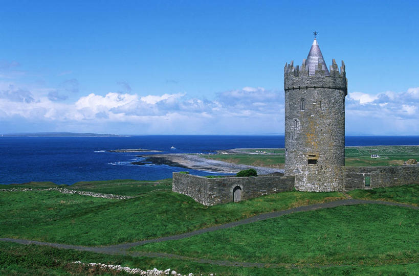 无人,横图,室外,白天,旅游,度假,安全,海洋,美景,水,建筑,爱尔兰,城堡,房屋,地平线,海岸线,景观,水平线,云,围墙,小路,塔,历史,娱乐,石墙,草,风景,天空,自然,地标建筑,享受,休闲,景色,放松,摄影,住房,要塞,自然风光,北欧,欧洲文化,芒斯特省,爱尔兰共和国,克莱尔郡,彩图,巴伦,爱尔兰文化