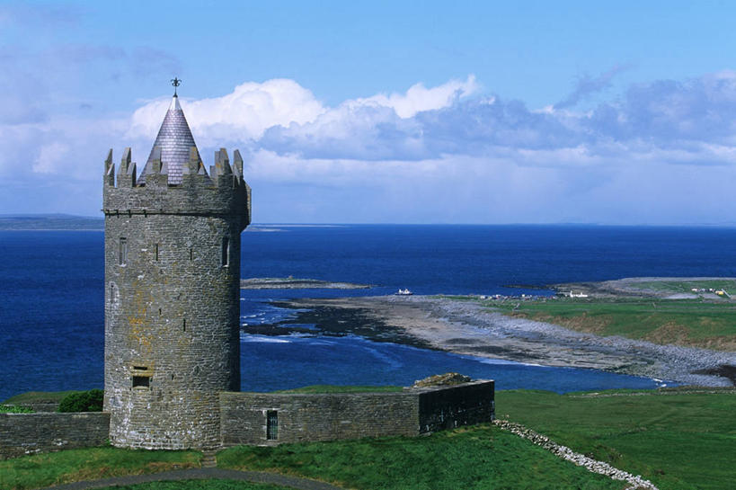 无人,横图,室外,白天,旅游,度假,安全,海洋,美景,水,建筑,爱尔兰,城堡,房屋,地平线,海岸线,景观,水平线,云,围墙,塔,历史,娱乐,石墙,草,蓝色,风景,天空,自然,地标建筑,享受,休闲,景色,放松,摄影,住房,要塞,自然风光,北欧,欧洲文化,芒斯特省,爱尔兰共和国,克莱尔郡,彩图,巴伦,爱尔兰文化