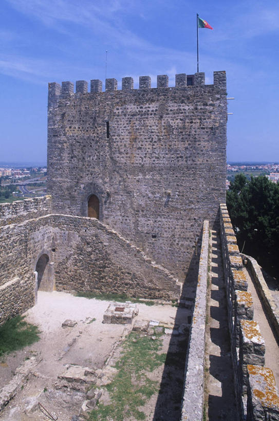 无人,竖图,室外,白天,山,建筑,葡萄牙,欧洲,城堡,纪念碑,围墙,历史,天空,摄影,要塞,南欧,欧洲文化,伊比利亚半岛,万里无云,葡萄牙共和国,石块,彩图,莱里亚,国家纪念碑,科英布拉区,时代