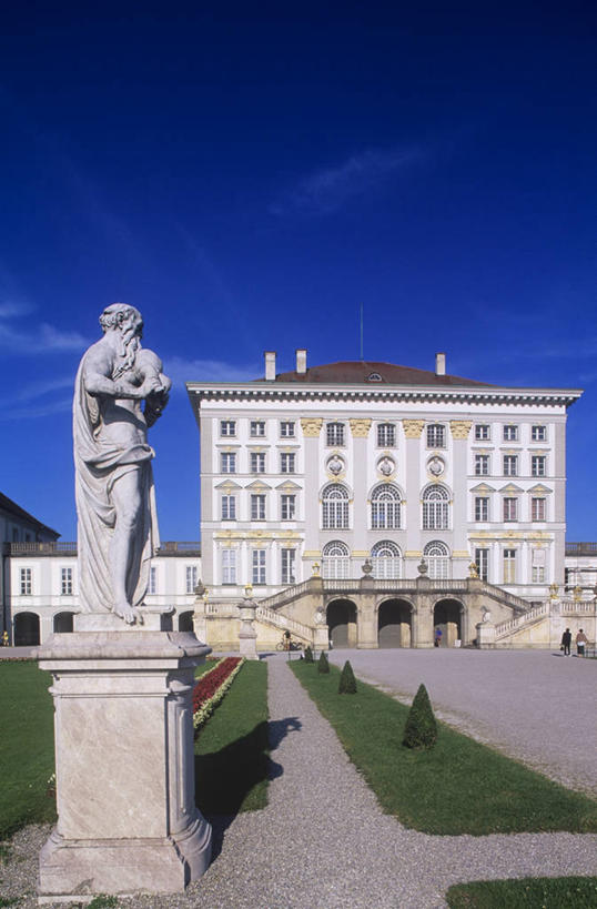 两个人,宫殿,竖图,室外,白天,草坪,城市,建筑,雕塑,德国,雕像,花坛,庭院,历史,慕尼黑,草,花,摄影,都市风光,德国文化,巴洛克风格,中欧,巴伐利亚,宁芬堡,树篱,上巴伐利亚,彩图