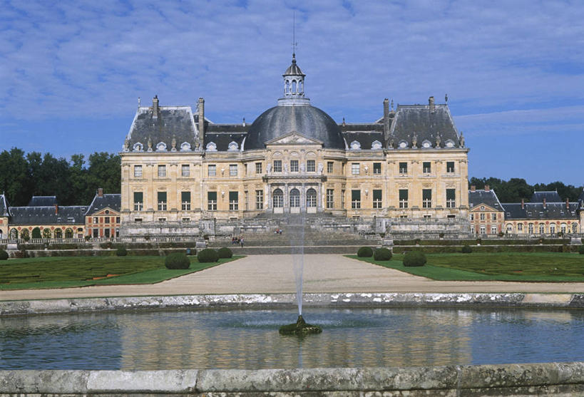 无人,横图,室外,白天,正面,草坪,城市,建筑,喷泉,法国,对称,反射,城堡,庭院,池塘,人行道,尖顶,历史,地标建筑,摄影,园林,圆顶建筑,都市风光,古典风格,法国文化,巴洛克风格,中欧,法兰西岛大区,彩图,子爵城堡