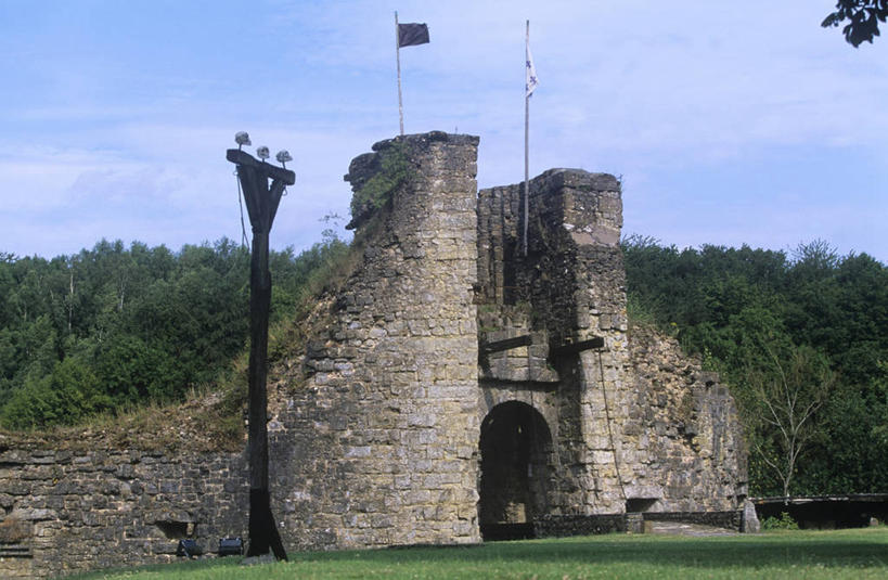 无人,横图,室外,白天,草坪,建筑,旗帜,法国,欧洲,符号,城堡,大门,庭院,纪念碑,围墙,桥,历史,废墟,摄影,吊桥,人行桥,保护,悬索桥,西欧,法兰西,吊杆,中欧,法兰西共和国,法兰西第五共和国,古代文明,锚锭,悬索,香槟.阿登,香槟.阿登大区,彩图,时代