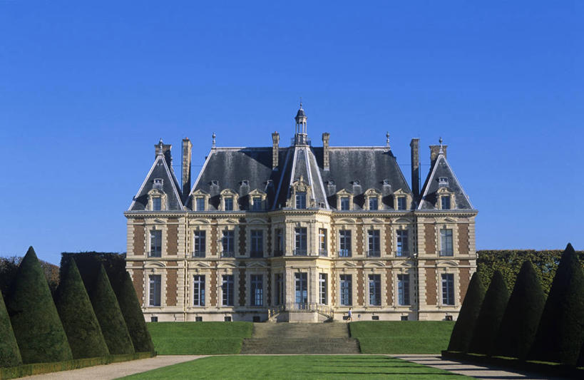 无人,横图,室外,白天,留白,正面,草坪,建筑,法国,欧洲,一排,对称,整齐,城堡,庭院,纪念碑,历史,树,排列,蓝色,天空,摄影,园林,西欧,队列,法兰西,中欧,万里无云,法兰西共和国,法兰西第五共和国,法兰西岛,法兰西岛大区,上塞纳省,彩图