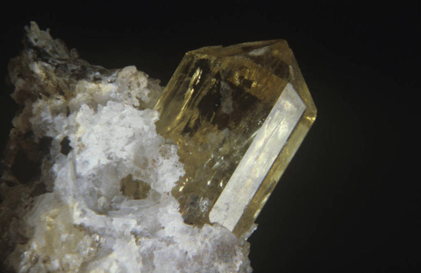 无人,横图,室内,特写,黑色背景,透明,水晶,一个,黑色,自然,摄影,单个,部分,环境,地质学,矿物质,磷灰石,自然地理,岩石,彩图,影棚拍摄