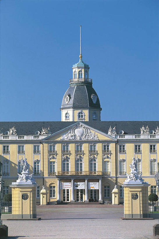 无人,竖图,室外,白天,正面,建筑,德国,欧洲,城堡,历史,天空,摄影,西欧,巴洛克风格,中欧,万里无云,德意志联邦共和国,首府,巴登.符腾堡,巴登.符腾堡州,巴符州,莱茵兰.普法尔茨州,卡尔斯鲁厄,自然地理,彩图,旅行,卡尔斯鲁厄行政区,卡尔斯鲁厄城堡酒店,卡尔斯鲁厄县