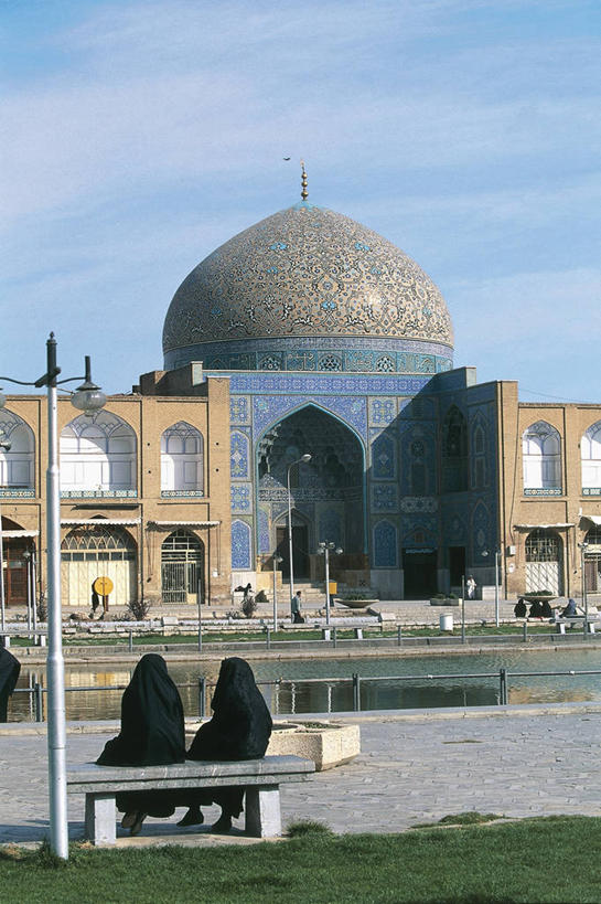 成年人,中年人,两个人,竖图,建筑,伊朗,亚洲,联合国,摄影,宗教,伊斯兰教,中东,将军,伊斯法罕,自然地理,女人,中年女性,彩图,联合国教科文组织