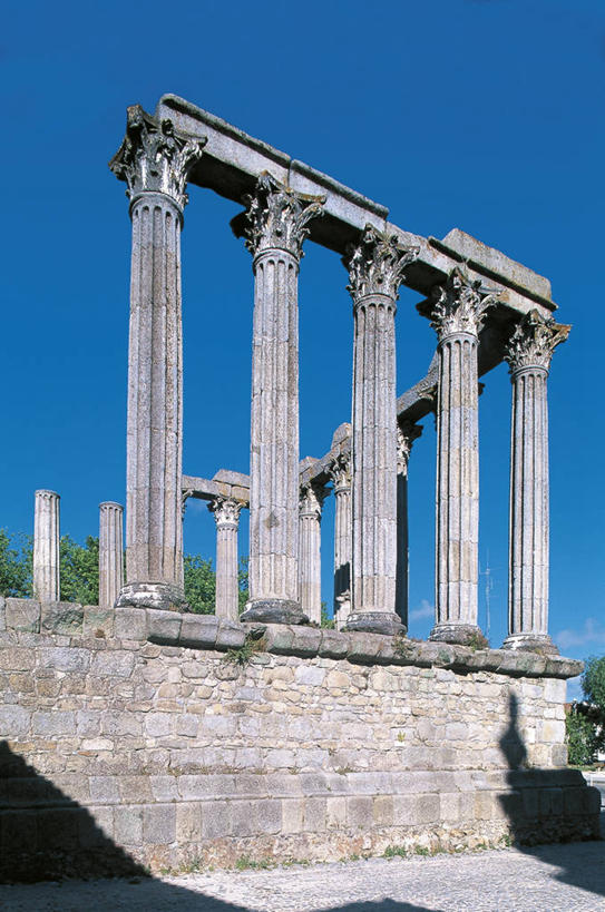 太阳穴,无人,竖图,仰视,度假,美景,城市风光,城市,建筑,葡萄牙,欧洲,神话,柱子,景观,联合国,豪华,文化,娱乐,享受,休闲,景色,放松,摄影,顺序,传说,古典风格,希腊神话,伊比利亚半岛,科林斯柱式,富丽,贞洁,古代文明,狄安娜,狩猎女神,古代史,阿连特茹,埃武拉,女性美,柱式,阿耳忒弥斯,贞洁处女,阿波罗萨,月亮女神,自然地理,彩图,低角度拍摄,联合国教科文组织