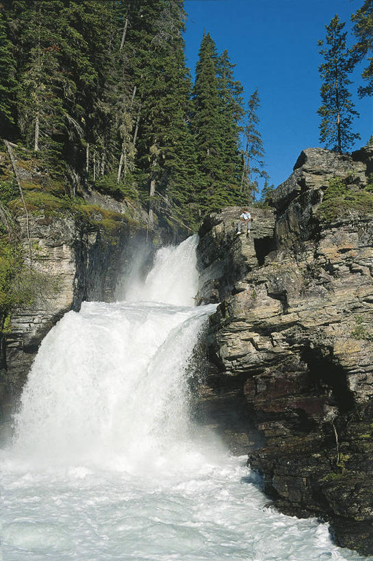 一个人,公园,竖图,室外,白天,仰视,旅游,度假,美景,瀑布,森林,山脉,水,美国,朦胧,模糊,景观,流水,联合国,娱乐,风景,天空,自然,享受,休闲,景色,放松,摄影,环境,北美,北美洲,国家公园,自然风光,美洲,蒙大拿州,冰川国家公园,万里无云,洛矶山脉,北亚美利加洲,亚美利加洲,蒙大拿,长空之乡,财富之州,冰河国家公园,沃特顿冰川国际和平公园,岩石,彩图,低角度拍摄,旅行,美利坚合众国,沃特顿.冰川国际和平公园,联合国教科文组织,独处