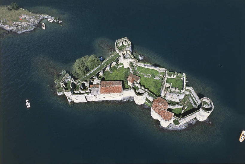 无人,横图,俯视,航拍,室外,白天,湖,船,意大利,城堡,屋顶,岛,围墙,塔,历史,废墟,摄影,鸟瞰,意大利文化,马祖尔湖,古代文明,彩图,高角度拍摄