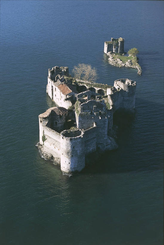 无人,竖图,俯视,航拍,室外,白天,海洋,湖,建筑,意大利,城堡,历史,摄影,鸟瞰,意大利文化,马祖尔湖,彩图,高角度拍摄