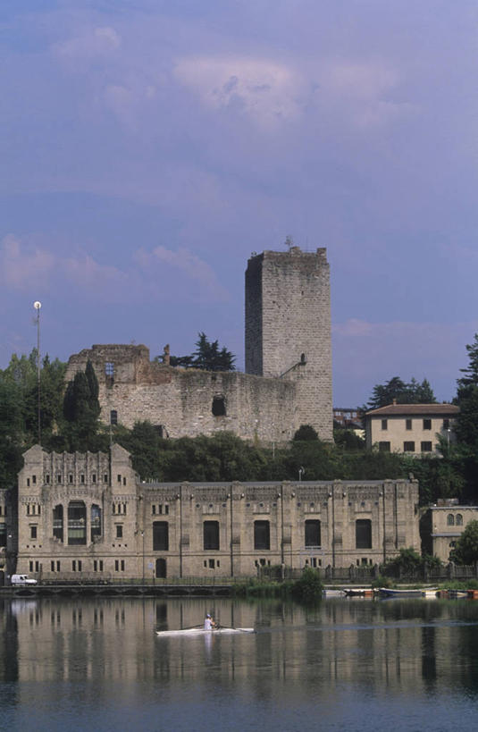 无人,竖图,室外,白天,河流,建筑,意大利,城堡,城镇,塔,历史,废墟,树,摄影,能源,意大利文化,替代能源,伦巴第大区,水电站,水力发电,古代文明,彩图