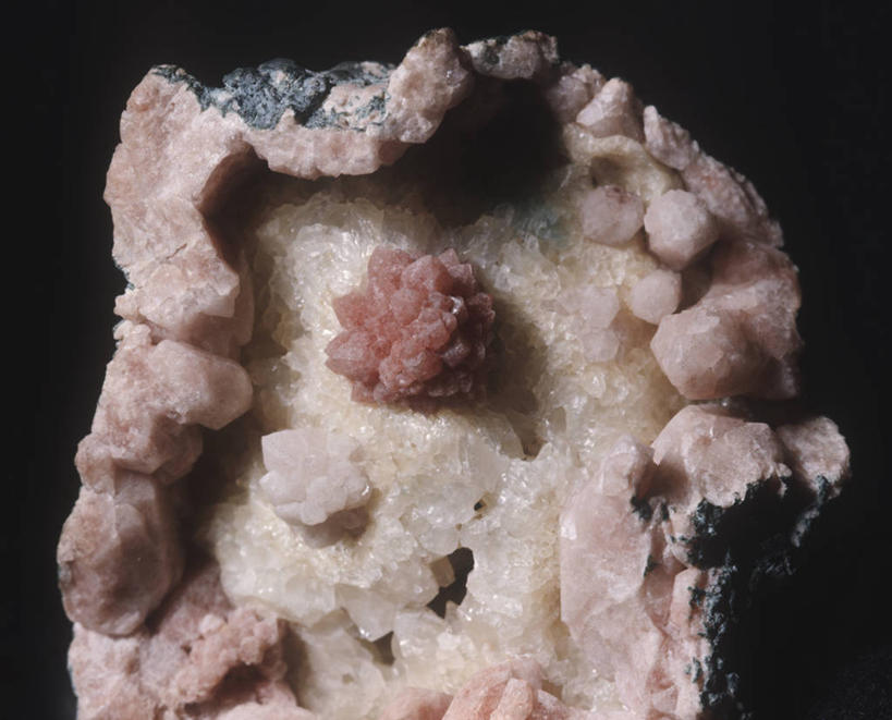 无人,横图,特写,黑色背景,粉色,自然,摄影,石英,地质学,矿物质,方解石,岩石,彩图,影棚拍摄