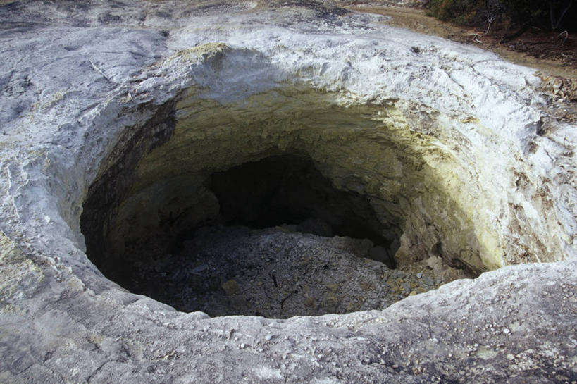 无人,横图,俯视,室外,白天,旅游,度假,时尚,火山,美景,新西兰,阴影,洞,火山口,景观,娱乐,灰色,自然,享受,休闲,t台,景色,放松,摄影,岩层,自然风光,澳大拉西亚,地质学,丰盛湾,罗托鲁阿,时装表演,时装秀,t型台,走秀,自然地理,岩石,彩图,高角度拍摄