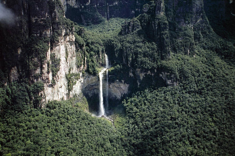 无人,横图,俯视,航拍,室外,白天,旅游,度假,美景,瀑布,森林,水,委内瑞拉,景观,流水,娱乐,自然,地标建筑,享受,休闲,景色,南美,放松,摄影,国家公园,岩层,鸟瞰,自然风光,自然地理,岩石,彩图,高角度拍摄,旅行,卡奈依马国家公园,郊野公园