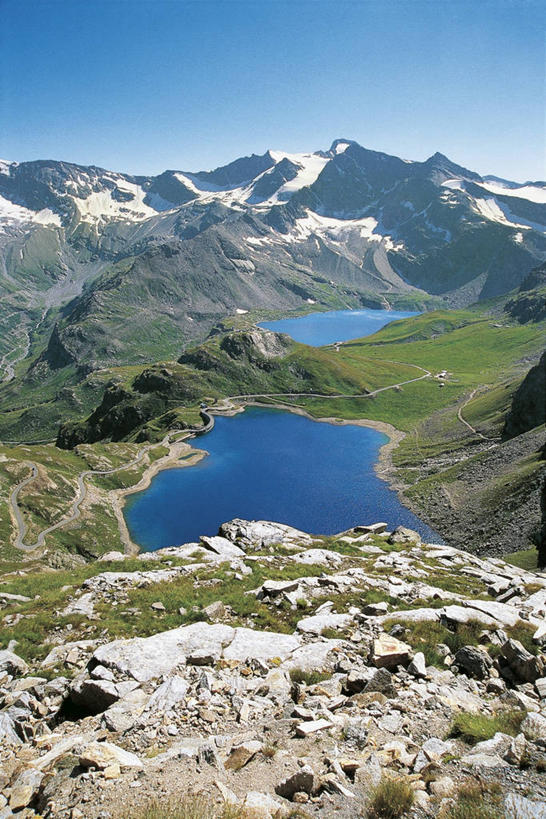 无人,竖图,俯视,室外,白天,旅游,度假,湖,美景,山,山脉,雪山,意大利,地平线,地形,景观,山顶,辽阔,地面,山谷,娱乐,风景,天空,自然,享受,休闲,广阔,景色,放松,摄影,一望无际,环境,国家公园,南欧,自然风光,延伸,万里无云,天地相交,无边无际,一马平川,大帕拉迪索国家公园,自然地理,彩图,高角度拍摄,郊野公园