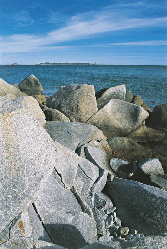 无人,竖图,室外,白天,旅游,度假,海洋,美景,水,意大利,地平线,地形,海岸线,景观,水平线,娱乐,风景,自然,享受,休闲,景色,放松,摄影,环境,岩层,南欧,自然风光,意大利文化,卡利亚里,撒丁岛,自然地理,岩石,彩图,旅行