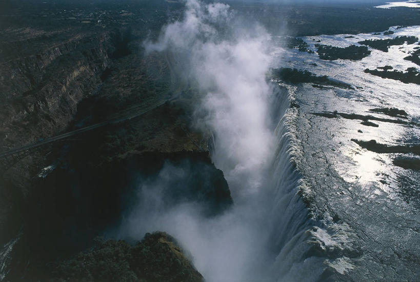 西方人,无人,横图,俯视,航拍,室外,白天,旅游,度假,美景,瀑布,水,雾,欧洲,非洲,赞比亚,黑人,欧洲人,喷,飞溅,地形,景观,流水,娱乐,风景,自然,地标建筑,享受,休闲,景色,放松,摄影,环境,国家公园,鸟瞰,自然风光,维多利亚瀑布,自然地理,非洲人,彩图,高角度拍摄,旅行,莫西奥图尼亚国家公园,郊野公园