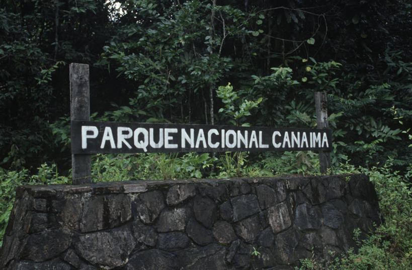 无人,横图,室外,白天,森林,指示牌,委内瑞拉,标志,文字,标识,地标建筑,南美,摄影,英文字母,国家公园,彩图,旅行,卡奈依马国家公园,郊野公园