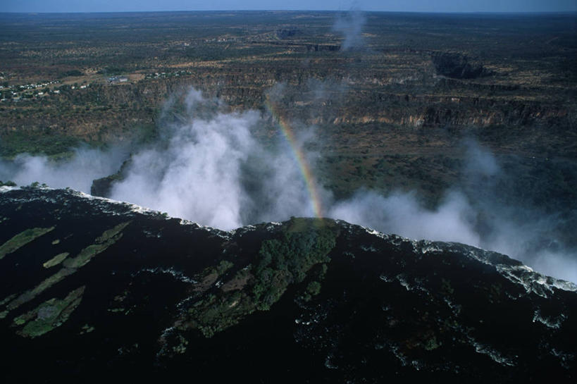 西方人,无人,横图,俯视,室外,白天,旅游,度假,彩虹,美景,瀑布,雾,欧洲,非洲,赞比亚,黑人,欧洲人,地平线,地形,景观,辽阔,地面,山谷,娱乐,风景,自然,享受,休闲,广阔,景色,放松,摄影,一望无际,环境,国家公园,自然风光,延伸,天地相交,维多利亚瀑布,无边无际,一马平川,光谱,非洲人,彩图,高角度拍摄,莫西奥图尼亚国家公园