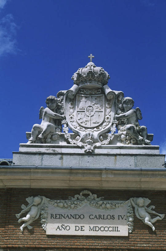 无人,竖图,室外,特写,白天,仰视,建筑,雕塑,西班牙,欧洲,文字,历史,地标建筑,摄影,纪念,留念,英文字母,徽章,南欧,怀念,马德里省,伊比利亚半岛,西班牙王国,马德里自治区,盾形徽章,美术工艺,彩图,低角度拍摄,旅行,阿兰胡埃斯